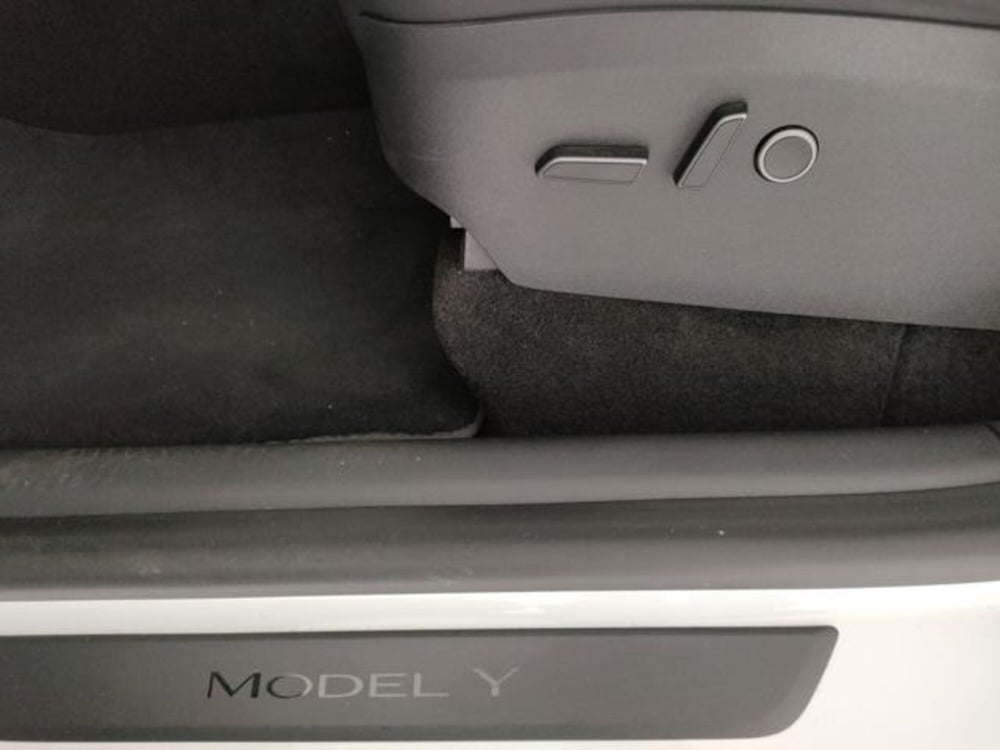 Tesla Model Y usata a Modena (12)