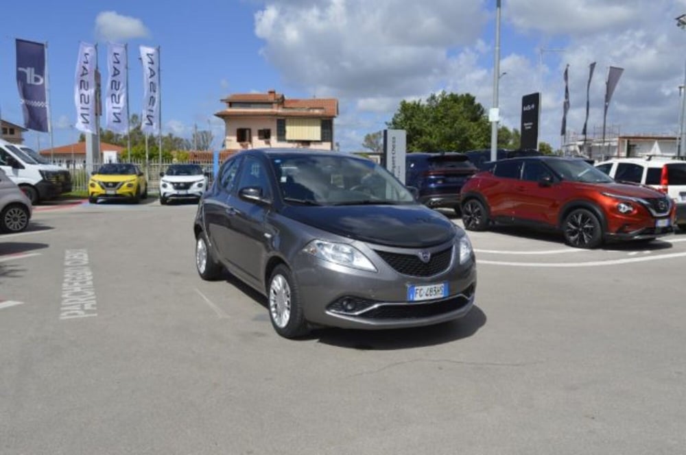 Lancia Ypsilon usata a Latina