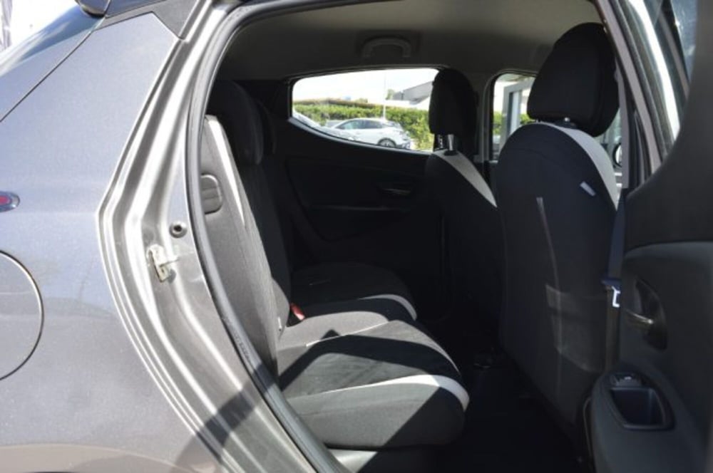Lancia Ypsilon usata a Latina (10)