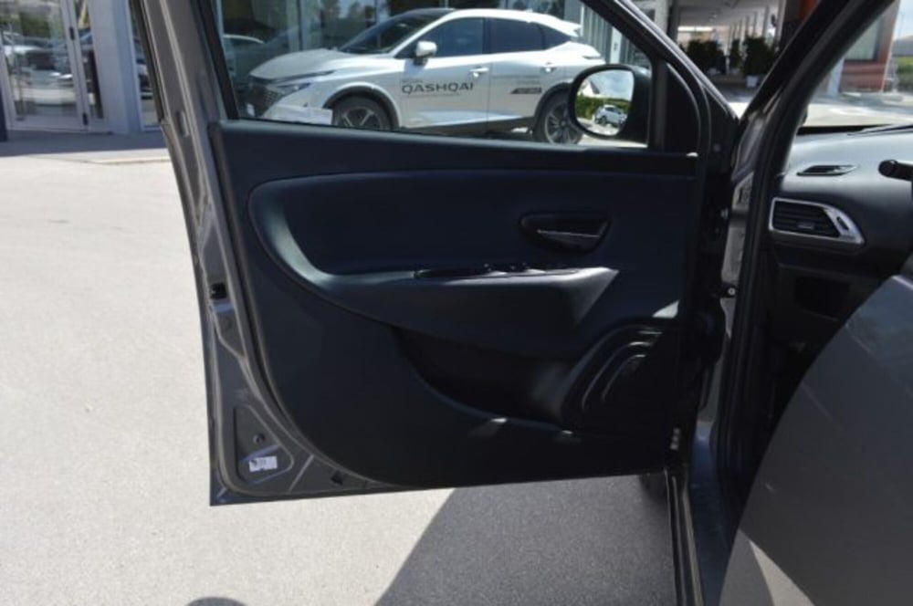Lancia Ypsilon usata a Latina (12)