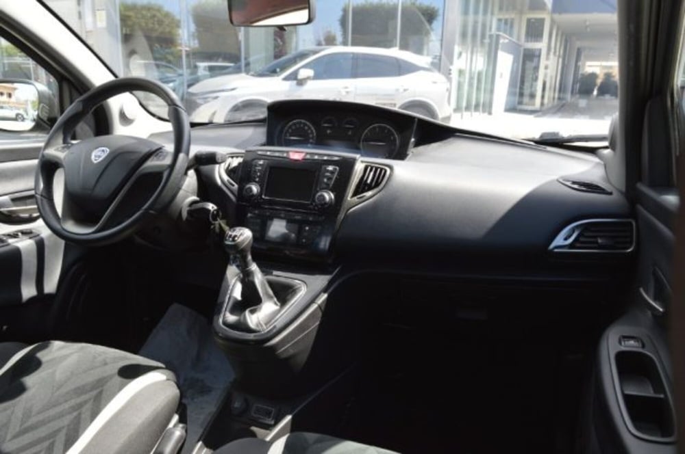Lancia Ypsilon usata a Latina (9)