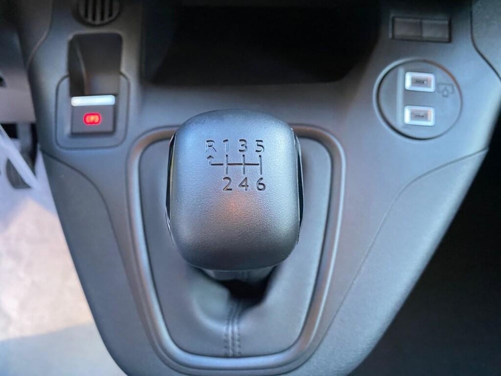 Peugeot Partner Furgone nuova a Torino (11)