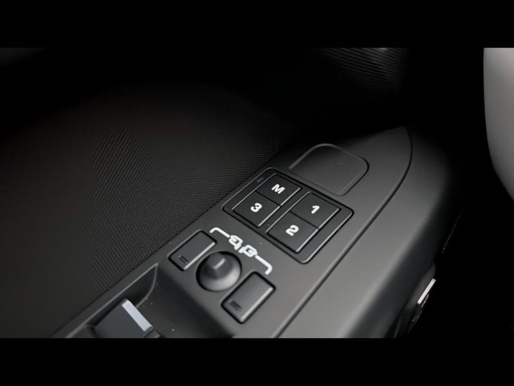 Land Rover Defender nuova a Varese (13)