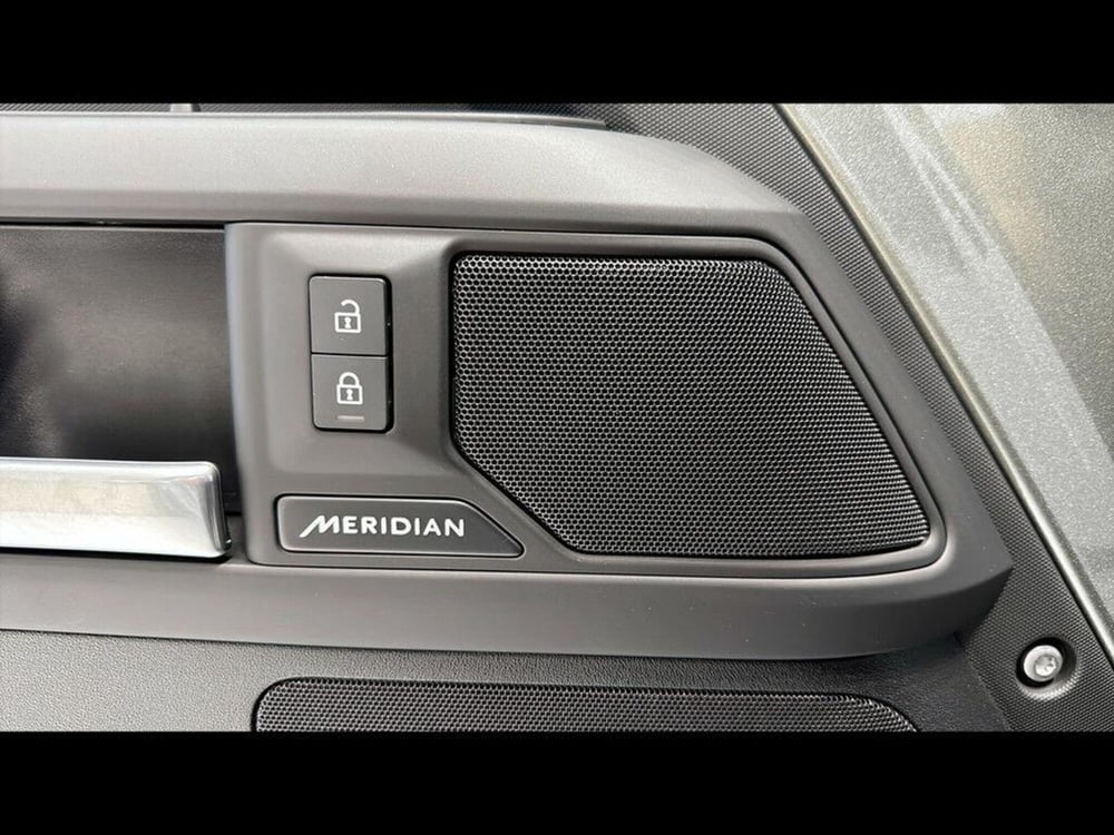 Land Rover Defender nuova a Varese (14)