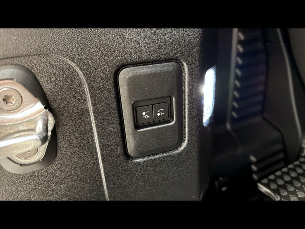 Land Rover Defender nuova a Varese (15)