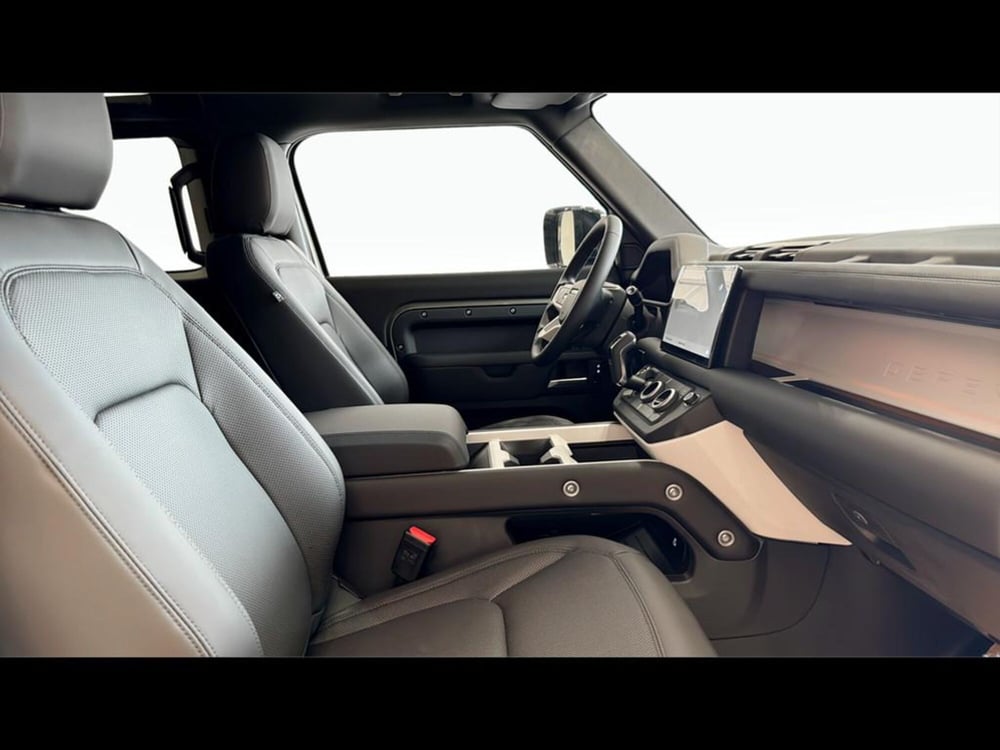 Land Rover Defender nuova a Varese (3)