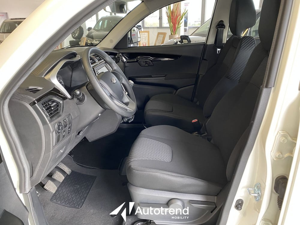 Mahindra KUV100 nuova a Bari (4)
