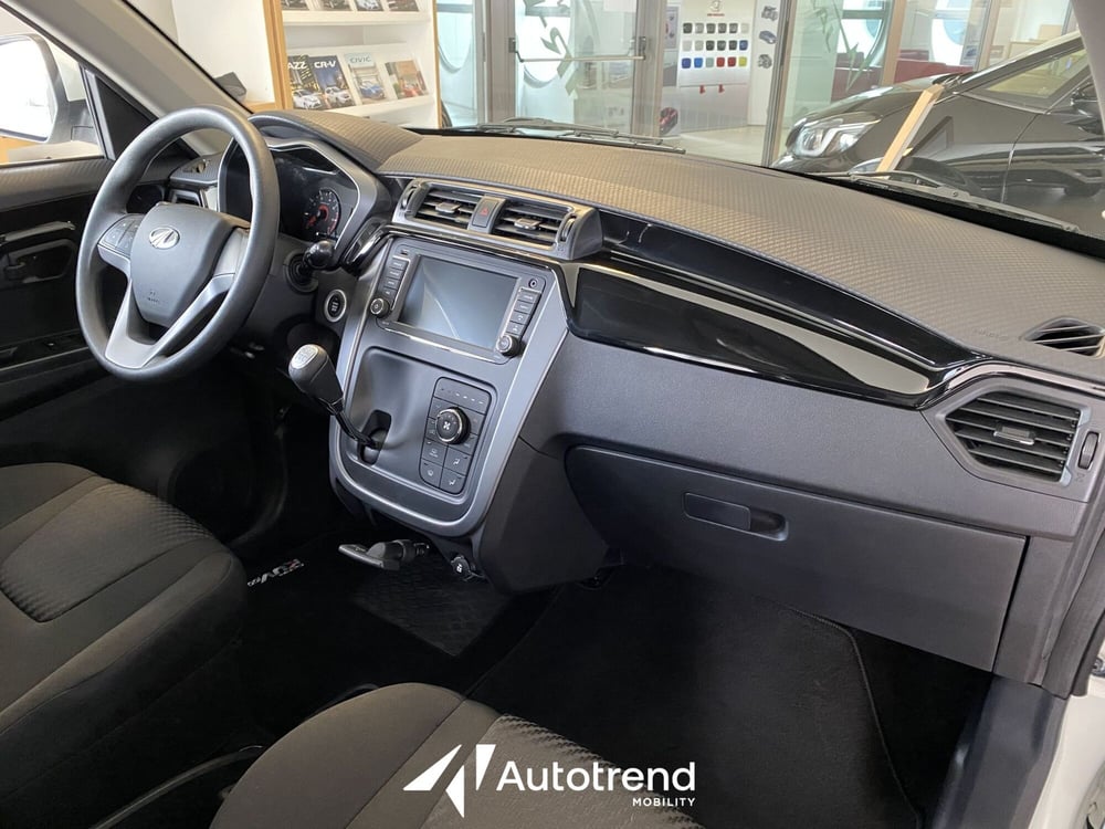 Mahindra KUV100 nuova a Bari (7)