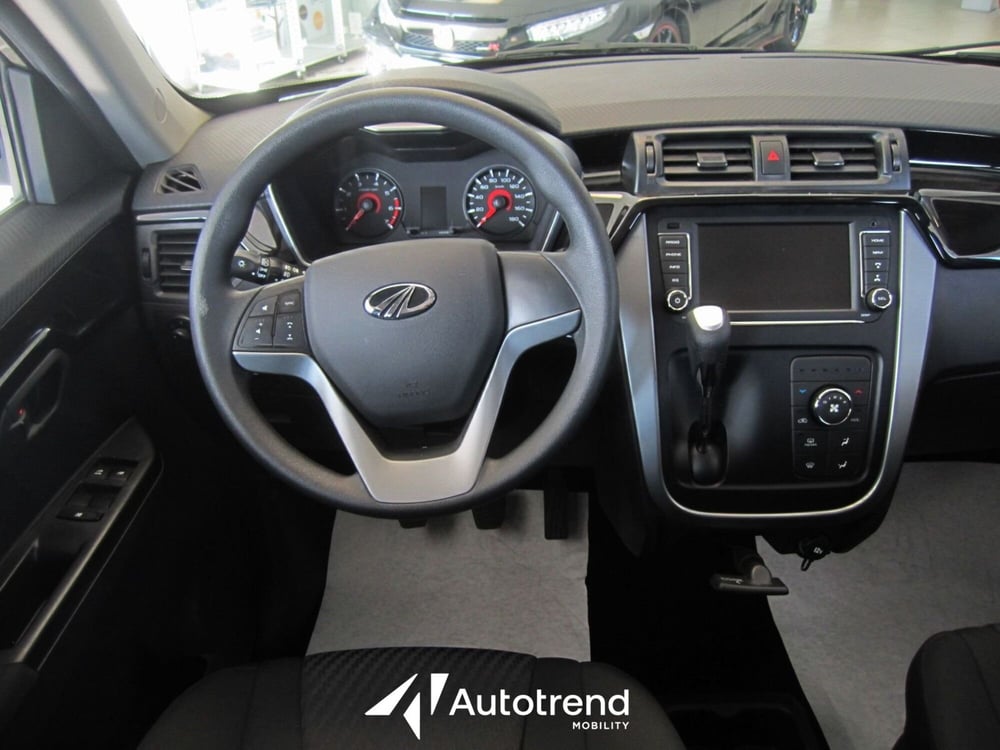 Mahindra KUV100 nuova a Bari (9)