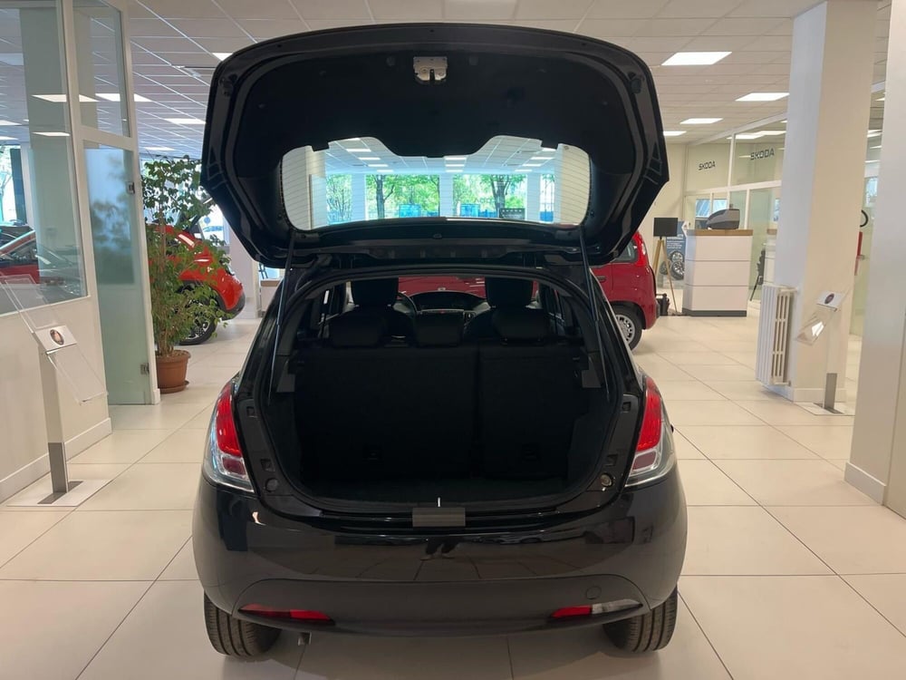 Lancia Ypsilon nuova a Milano (10)