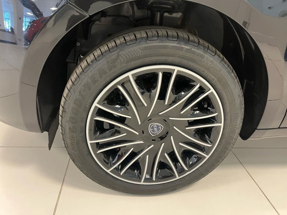 Lancia Ypsilon nuova a Milano (20)