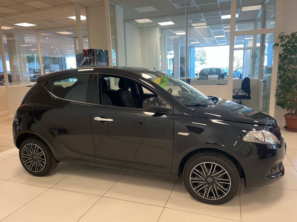 Lancia Ypsilon nuova a Milano (5)