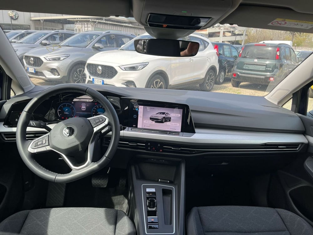 Volkswagen Golf nuova a Milano (16)