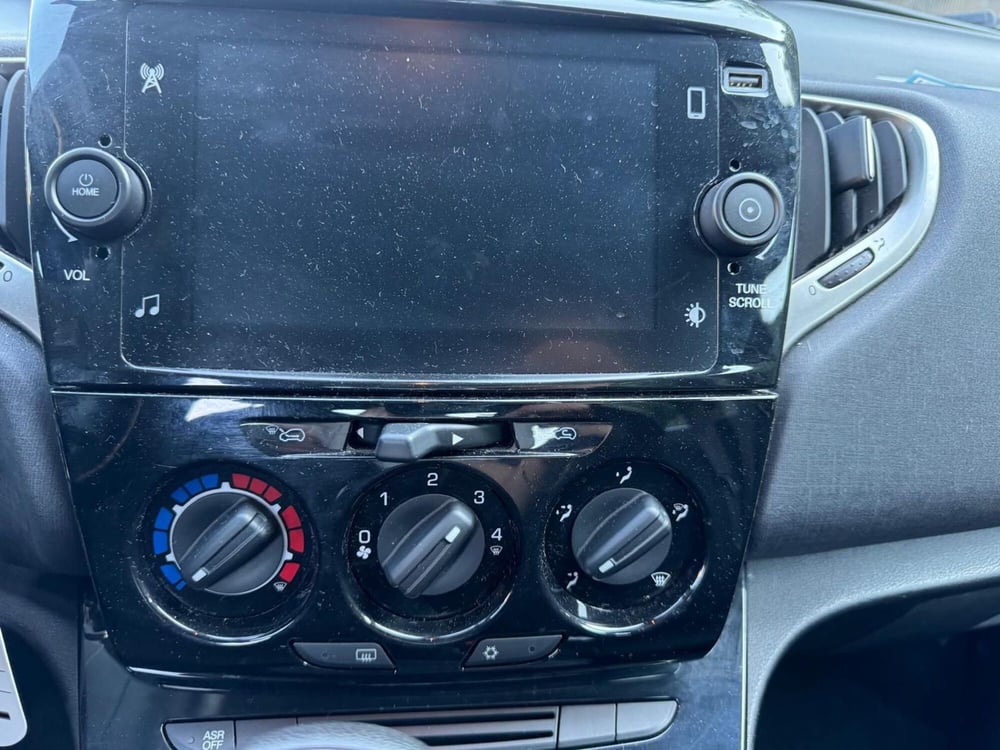 Lancia Ypsilon usata a Salerno (7)