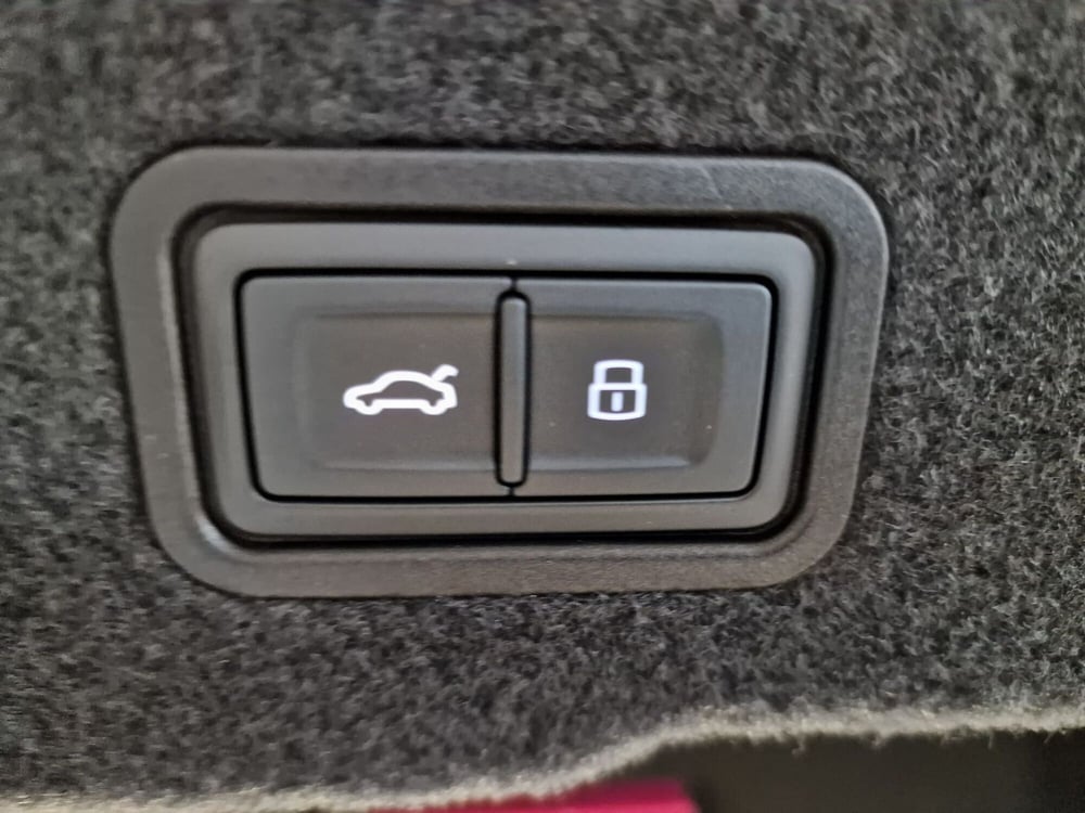Audi A8 usata a Bari (17)