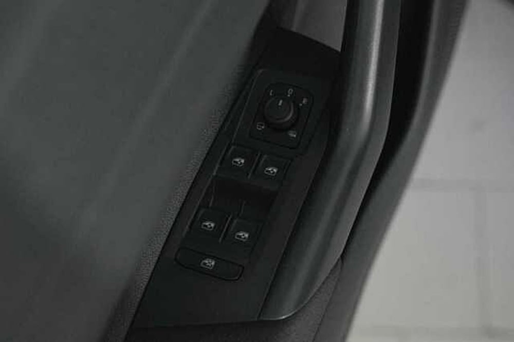 Volkswagen Taigo usata a Como (9)