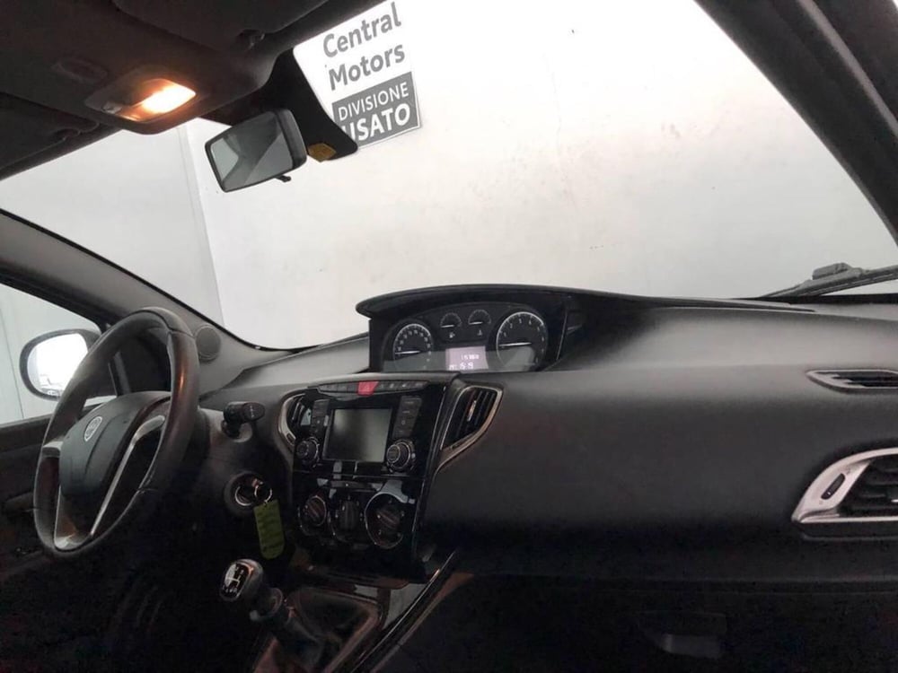 Lancia Ypsilon usata a Torino (9)