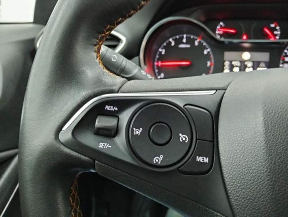 Opel Crossland X usata a Como (11)