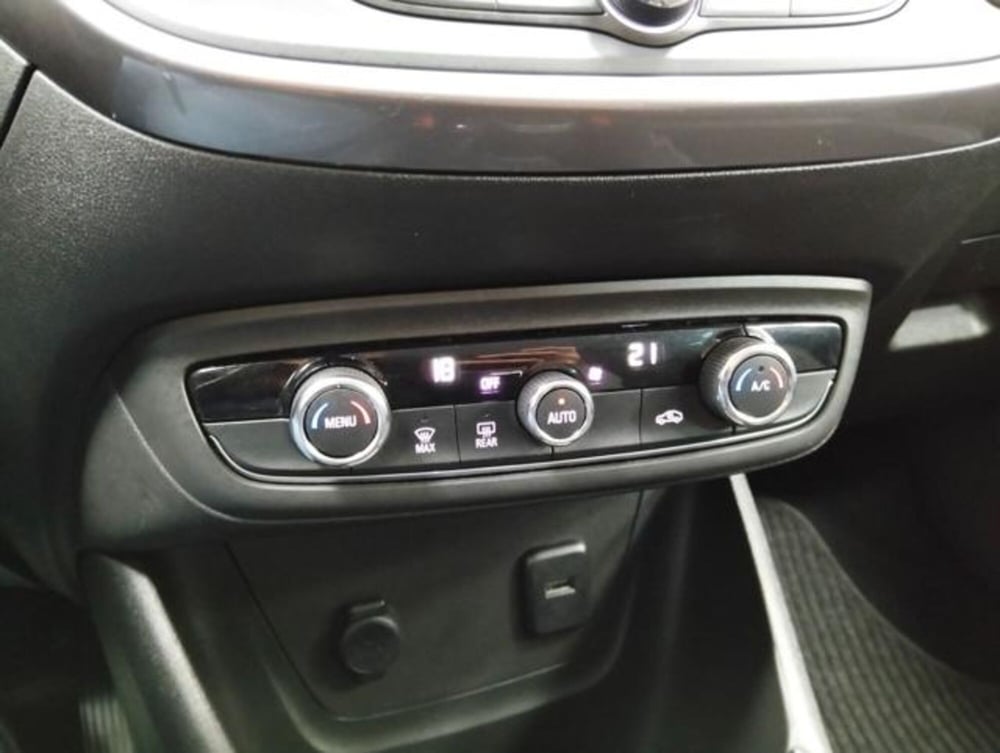 Opel Crossland X usata a Como (17)