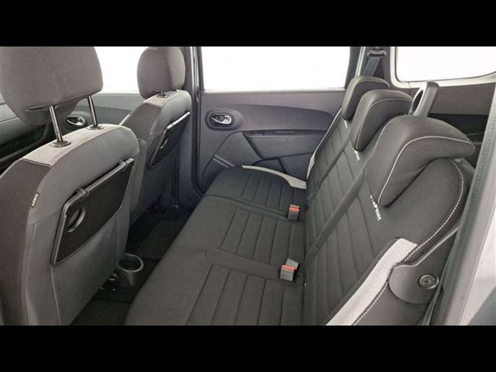 Dacia Lodgy usata a Milano (10)