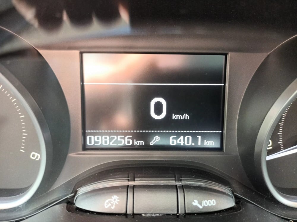 Peugeot 208 usata a Bari (9)