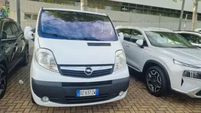 Opel Vivaro Furgone 27 2.0 CDTI 120CV PC-TN Combi 9 posti del 2010 usata a Savona
