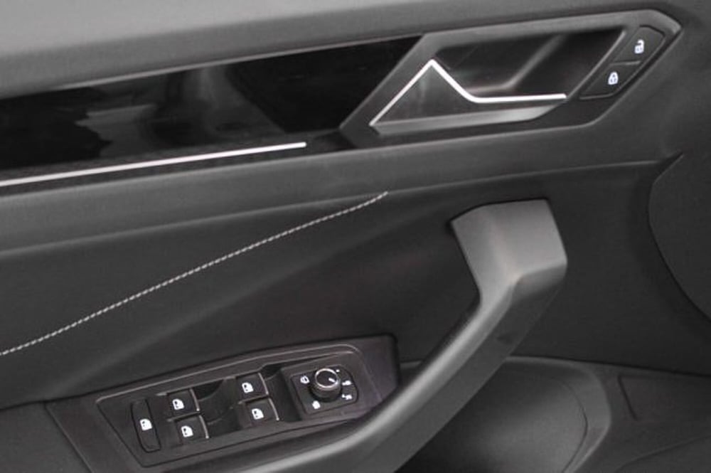 Volkswagen T-Roc Cabrio nuova a Novara (15)