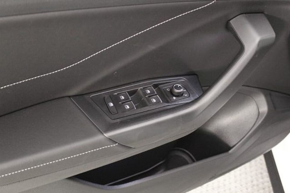 Volkswagen T-Roc Cabrio nuova a Novara (12)