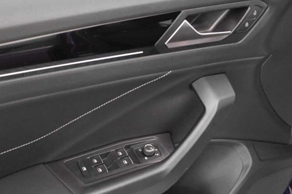 Volkswagen T-Roc Cabrio nuova a Novara (12)