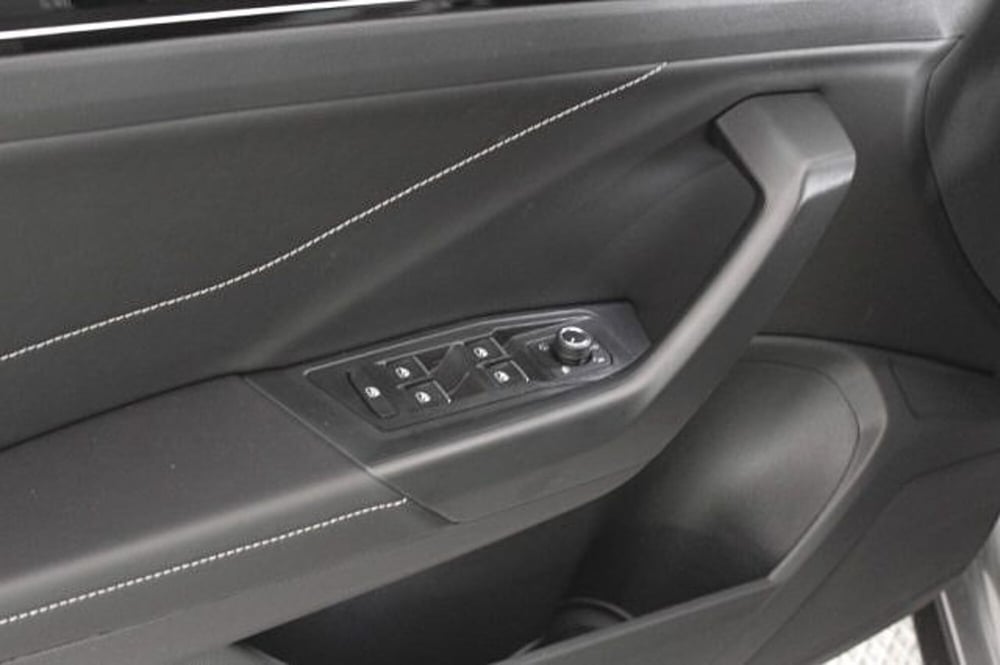 Volkswagen T-Roc Cabrio nuova a Novara (12)