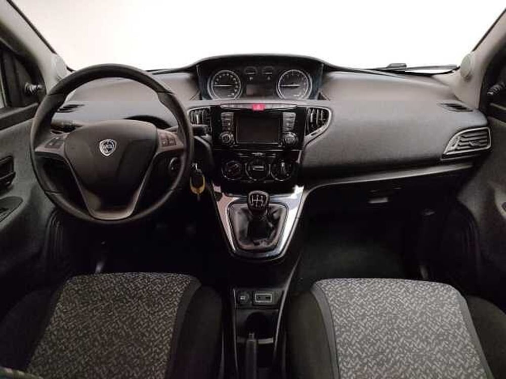 Lancia Ypsilon usata a Teramo (16)