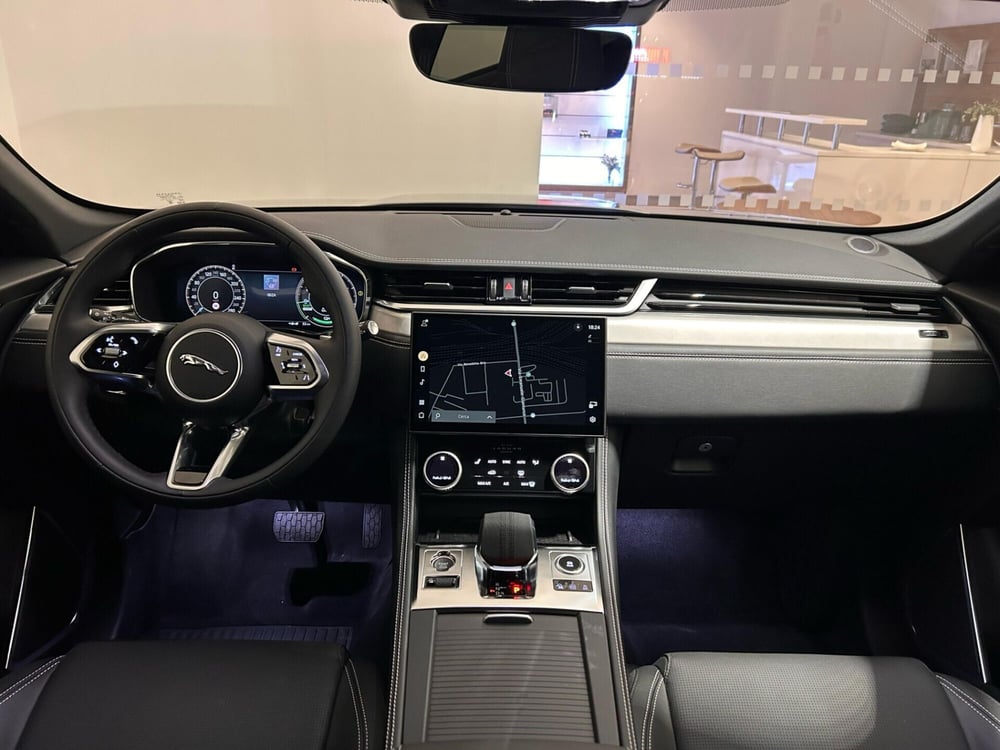 Jaguar F-Pace nuova a Napoli (4)