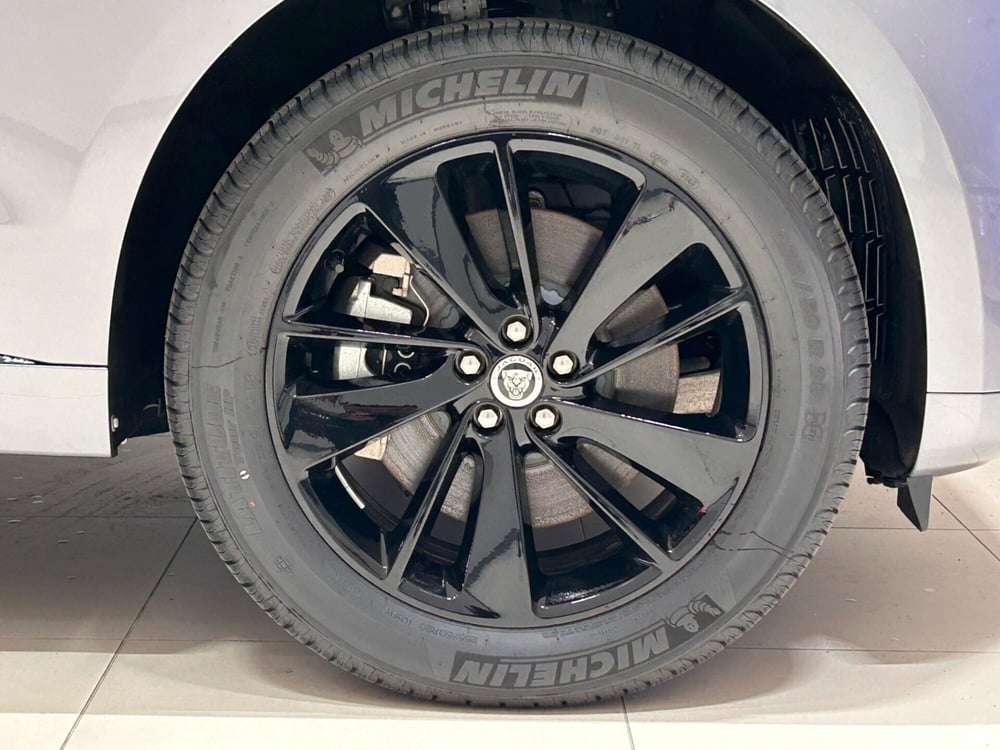 Jaguar F-Pace nuova a Napoli (9)