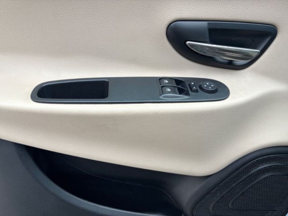 Lancia Ypsilon usata a Ancona (12)