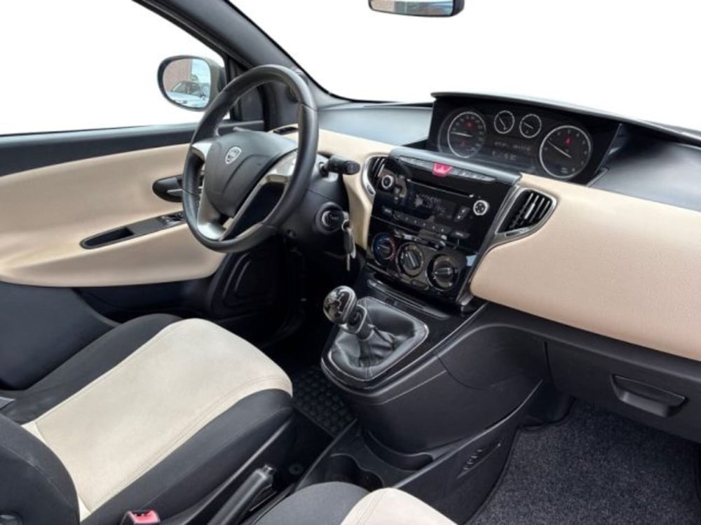 Lancia Ypsilon usata a Ancona (14)