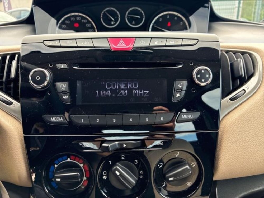 Lancia Ypsilon usata a Ancona (17)