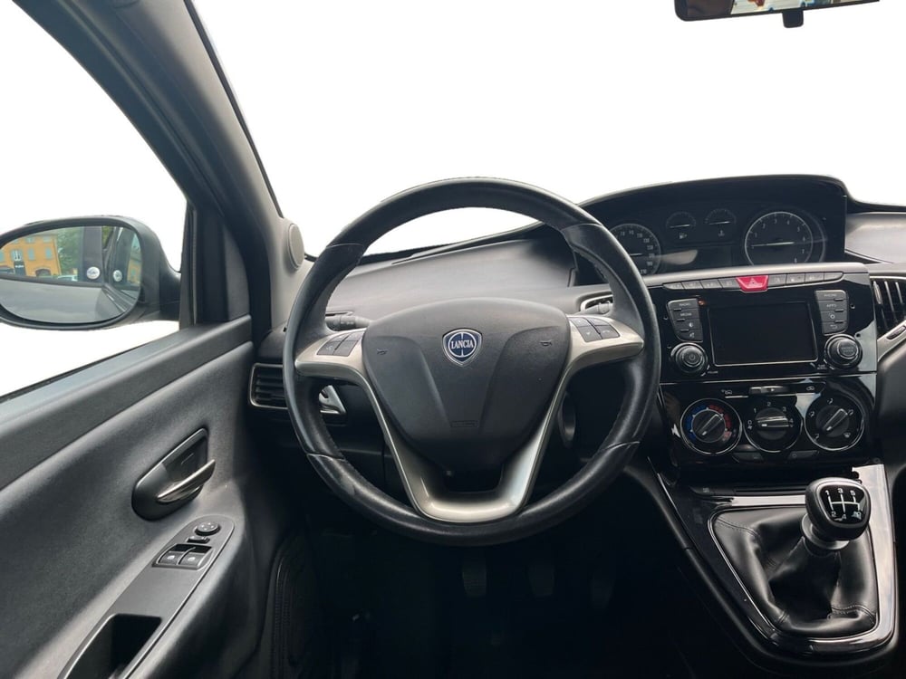 Lancia Ypsilon usata a Modena (12)