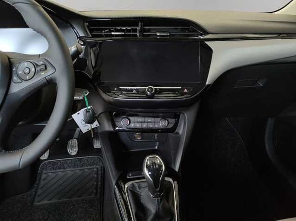 Opel Corsa nuova a Vibo Valentia (10)