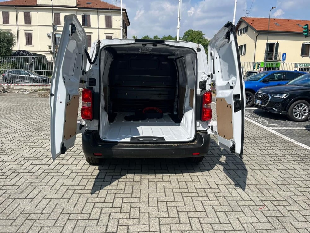 Opel Vivaro-e Life nuova a Milano (12)