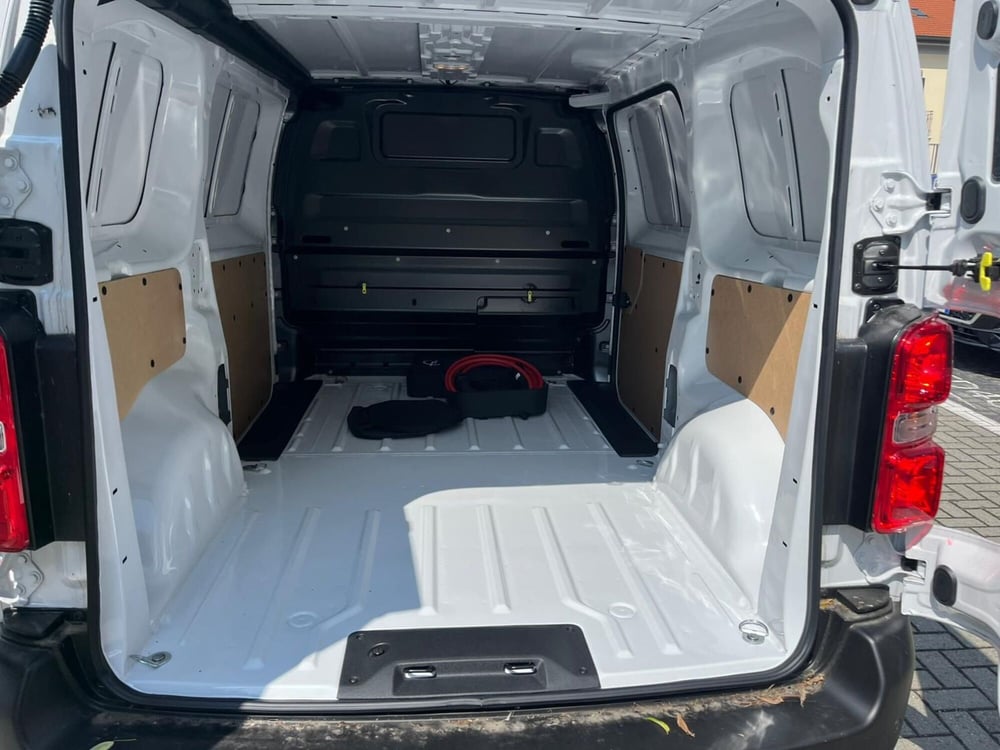 Opel Vivaro-e Life nuova a Milano (13)