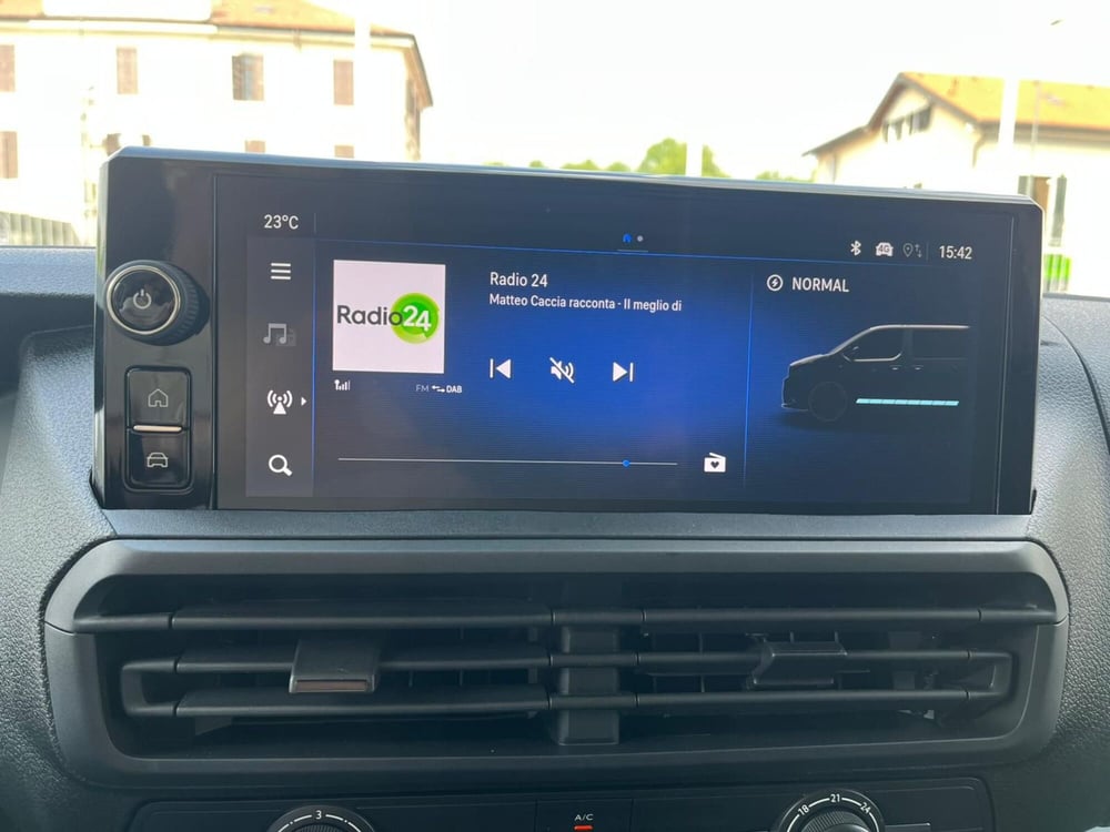 Opel Vivaro-e Life nuova a Milano (17)