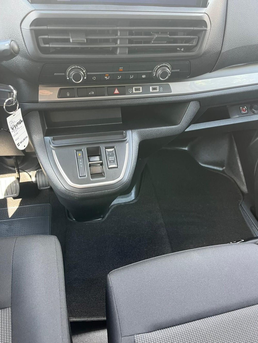 Opel Vivaro-e Life nuova a Milano (18)