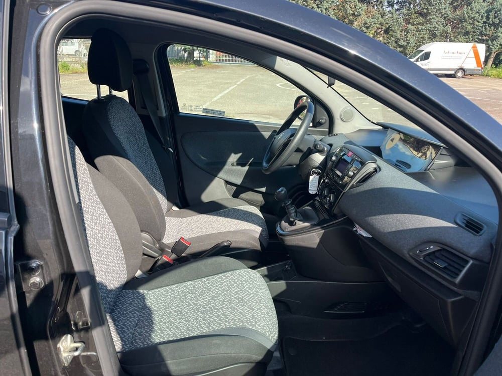 Lancia Ypsilon usata a Milano (11)