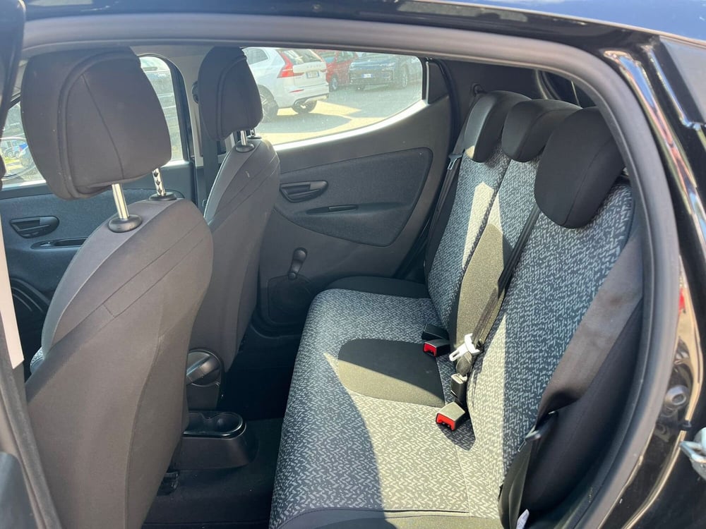 Lancia Ypsilon usata a Milano (12)