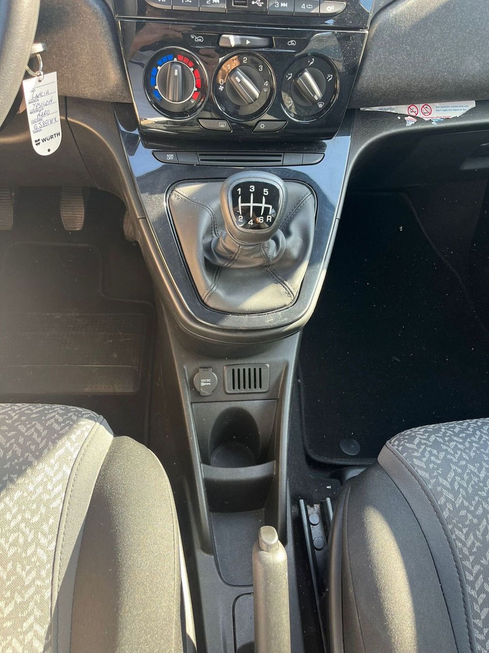 Lancia Ypsilon usata a Milano (15)