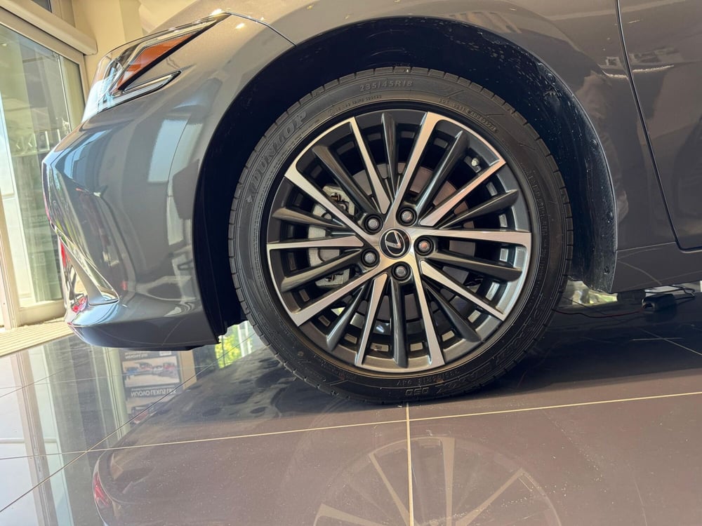 Lexus ES nuova a Bologna (11)