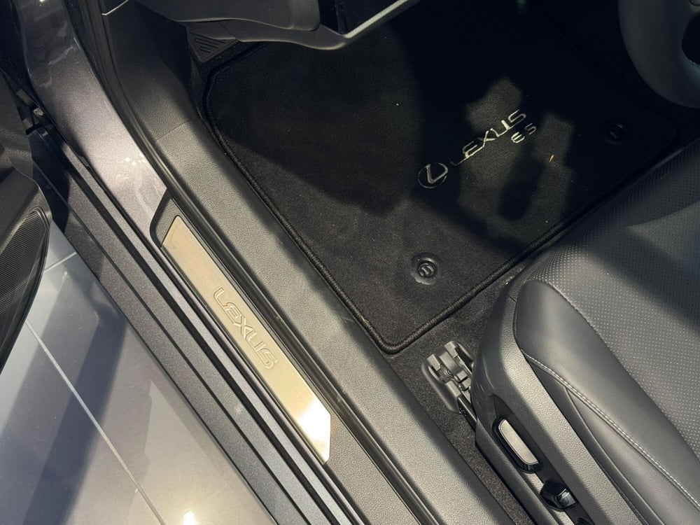Lexus ES nuova a Bologna (16)