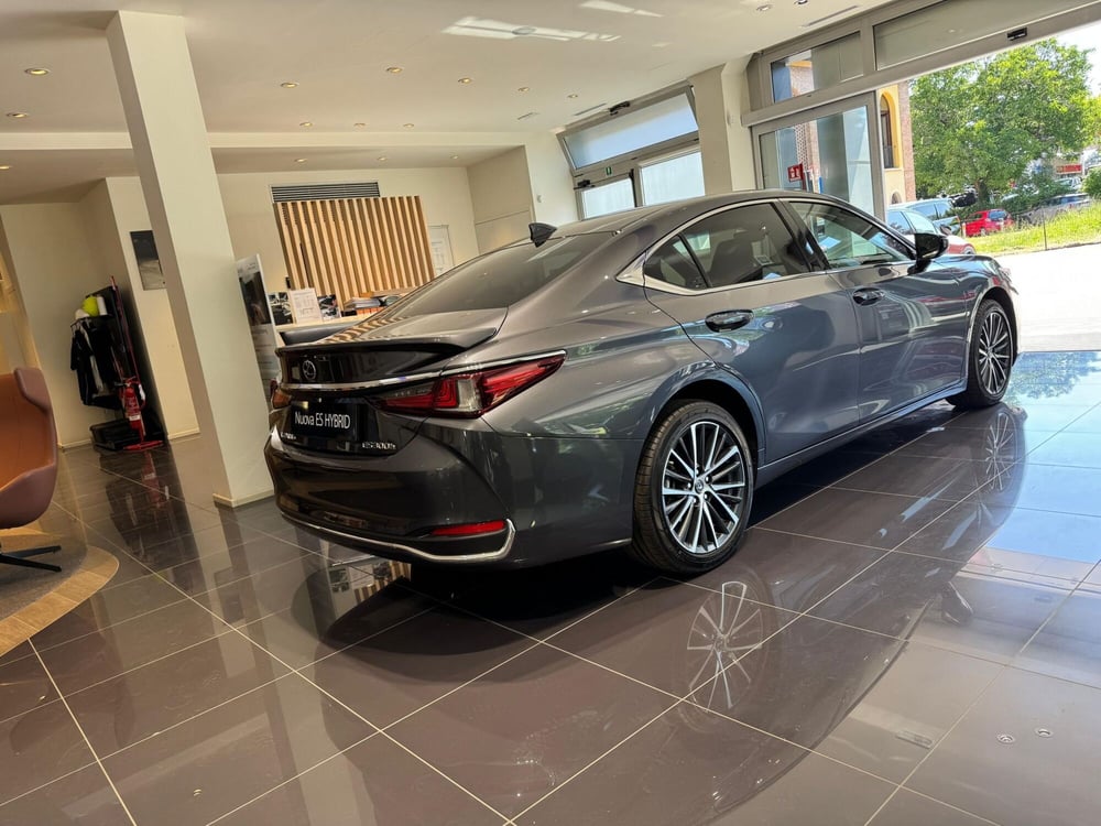Lexus ES nuova a Bologna (4)