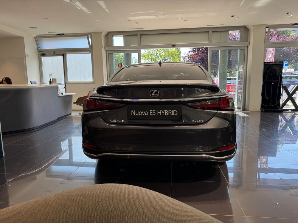 Lexus ES nuova a Bologna (5)