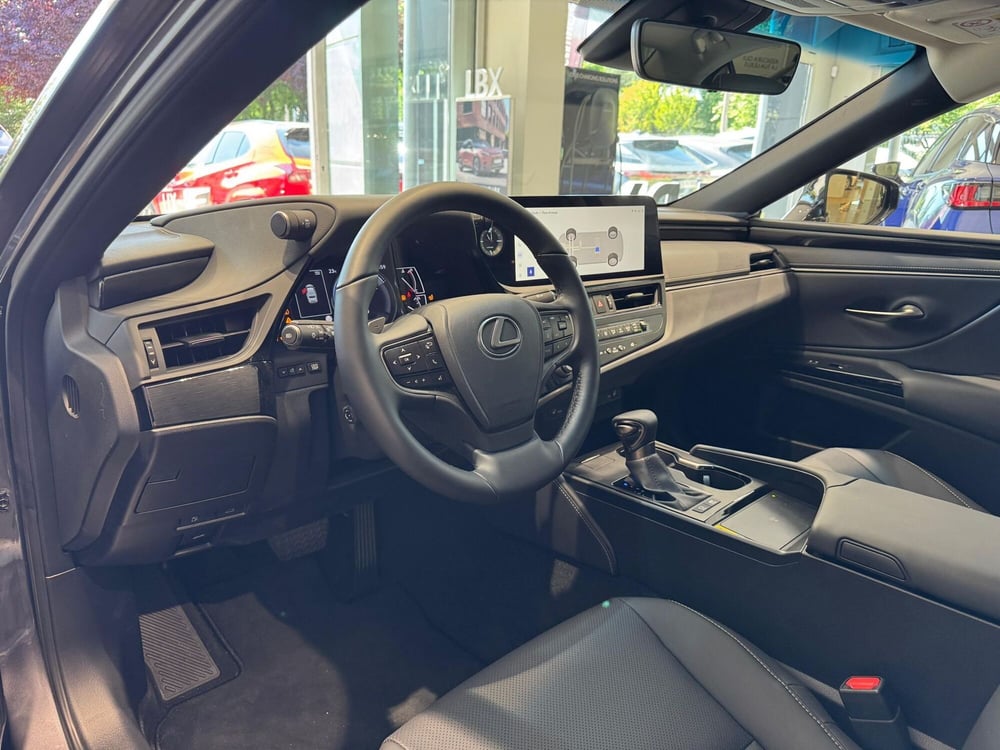 Lexus ES nuova a Bologna (7)